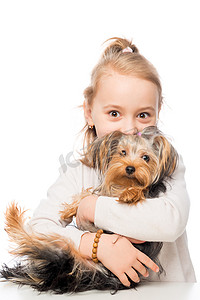 学龄前儿童女孩和她的宠物约克夏犬在白色 backgr