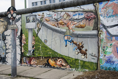 柏林墙的左侧
