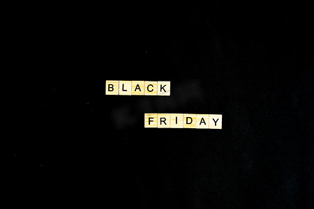 黑色星期五用木字写在黑色背景、销售、假日销售、顶视图、平面布局、降价