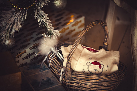 装饰圣诞树、玩具和盒装礼物。