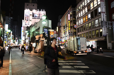 日本东京 — 2013 年 11 月 25 日：人们参观吉祥寺区的商业街