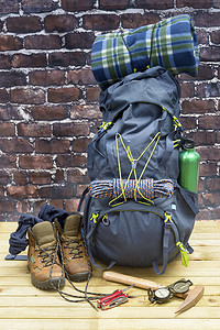 远足装备、背包、靴子和背包。