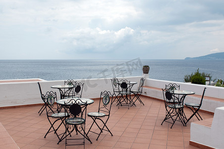露台餐厅摄影照片_从意大利西西里岛伊奥利亚群岛 Santa Marina di Salina 的餐厅露台欣赏美景