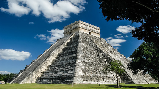 琴摄影照片_墨西哥尤卡坦半岛奇琴伊察玛雅市库库尔坎金字塔