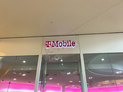 奥兰多美年购物中心 T Mobile 商店的外观