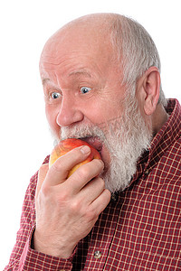 快乐的老人吃苹果，被白色隔离