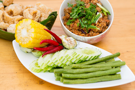 泰国食物开胃菜、Nam Prik Aong、泰国北部样式猪肉和