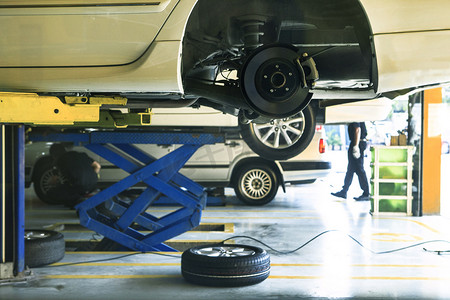 轮胎润滑油摄影照片_汽车服务中的车轮悬架和制动系统维护