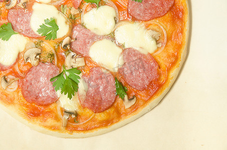 马苏摄影照片_意大利腊肠和马苏​​里拉奶酪的家庭披萨