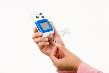血糖仪主图摄影照片_女性用血糖仪测量手指上的葡萄糖测试水平检查