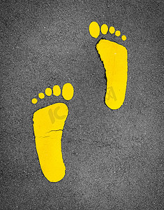 涂在柏油路上的黄色脚印。