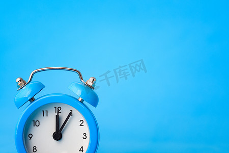 时钟概念 — 时间，正确的空位，蓝色背景