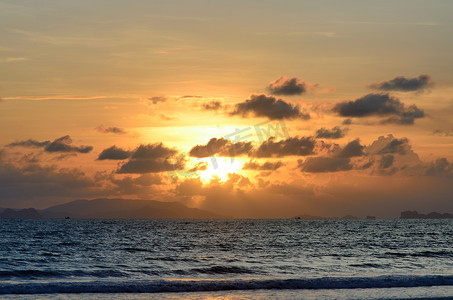 时间风摄影照片_Payam 岛 Ao yai 的日落天空
