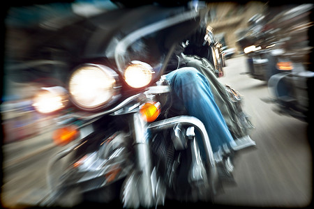 抽象的慢动作，骑摩托车的骑自行车的人