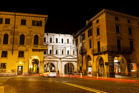 艺术辩摄影照片_古罗马 Porta Borsari 门在维罗纳在晚上，威尼托，意大利