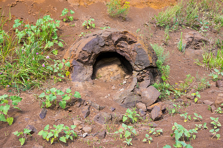 恐龙挖掘摄影照片_在俄罗斯伏尔加格勒地区 Wet Olhovka Kotovo 区村附近发现了类似恐龙蛋的碎石构造，上面有 prodellanym 孔