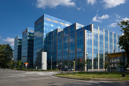 欧式玻璃双层果盘摄影照片_公司玻璃大楼