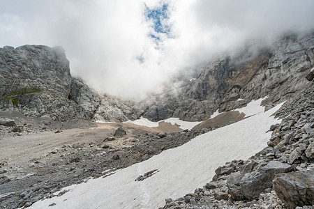 美丽的远足和攀登到埃尔瓦尔德和德国最高的山峰艾布湖附近的楚格峰