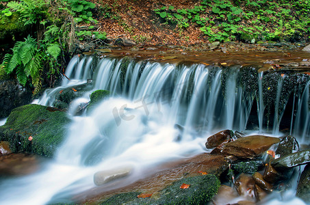美丽的瀑布场景，乌克兰喀尔巴阡山脉的石盆瀑布