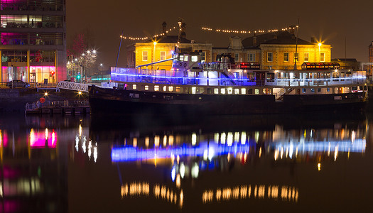 晚上英国都柏林利菲河上灯火通明的派对船