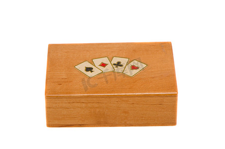 扑克牌扑克牌摄影照片_孤立的老式木制扑克牌盒