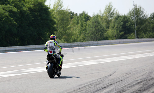 2010 年 7 月 12 日，瓦伦蒂诺·罗西 (Valentino Rossi) 在意大利穆杰罗大奖赛 (Mugello GP) 比赛中腿部骨折，正在捷克共和国布尔诺的马萨里克赛道 (Masaryk Circuit) 进行测试。