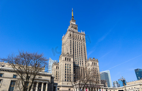 华沙/波兰 — 2019年4月3日。市中心的文化科学宫和商业摩天大楼