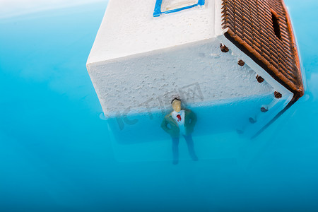 模型房子摄影照片_模型房子和水中的男人雕像