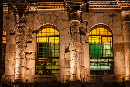 先到先得送完为止摄影照片_戴克里先宫夜间照明的窗户，斯普利特，克罗地亚