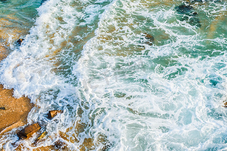 蓝色地球图案摄影照片_加勒海浴海滩上带白色泡沫的海浪