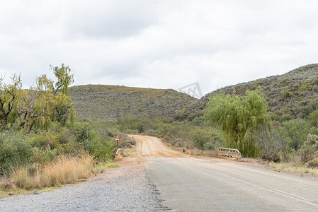 Cango Caves 和 Calitzdorp 之间的碎石路起点