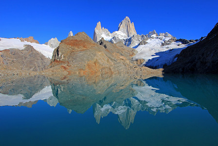 巴塔哥尼亚摄影照片_阿根廷巴塔哥尼亚冰川国家公园拉古纳德洛斯特雷斯菲茨罗伊山的美丽倒影