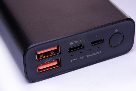 移动电源上的 USB、USB Type-C 和 Micro-USB 端口
