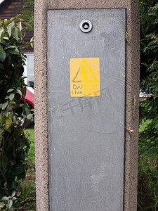 危险带电电线上的黄色和黑色紧急警告标志