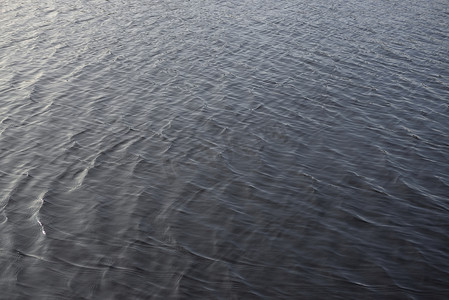 蓝色水面波纹背景摄影照片_3 - 平原轻轻起波纹的水面纹理。