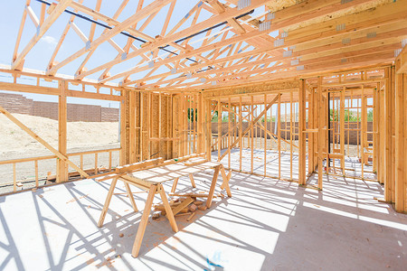 在建造场所的木家庭构筑摘要。