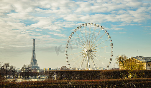 巴黎的摩天轮和艾菲尔铁塔