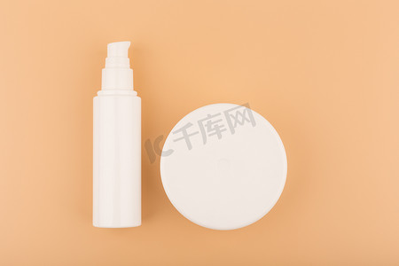 简约的平躺着白色无品牌管，上面有面霜或凝胶，还有白色圆罐，上面有面膜或香膏。