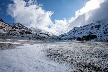 瑞士阿尔卑斯山口，瑞士阿尔卑斯山的 Julierpass 有雪
