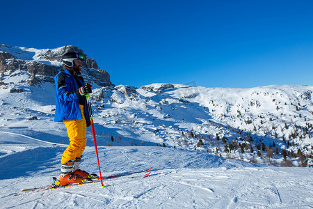 滑雪者站在冬季山坡上