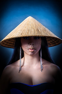 一头黑长发的美丽褐发亚裔女性穿着越南服装