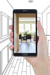 手持智能手机显示房屋走廊图的照片在后面