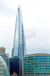 在伦敦摩天大楼金融区和窗口