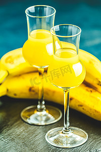 法国人摄影照片_香蕉味的利口酒，法国人称之为 creme de banana，在