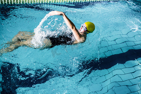 泳衣摄影照片_适合做仰泳的女游泳运动员