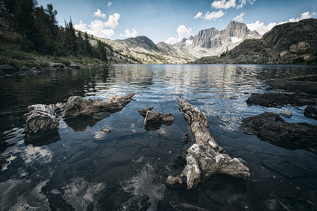 内华达山脉的石榴石湖