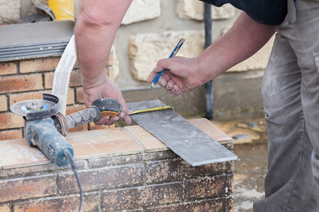 瓷砖工测量并标记切割和铺设瓷砖