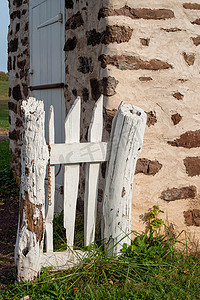 殖民时期石头建筑旁的质朴白色花园大门。