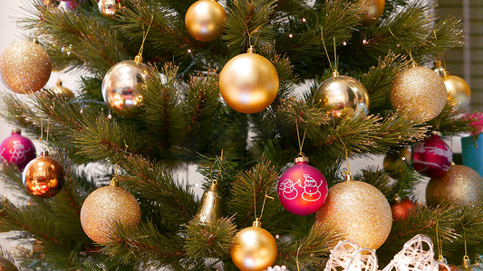 室内圣诞树特写与装饰金色和红色球