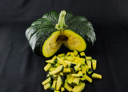 在黑色背景上切生黄色南瓜。